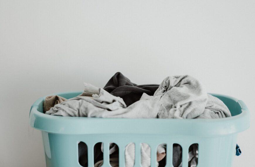 Deine Kleidung stinkt nach dem Waschen? Dieses Hausmittel hilft sicher!